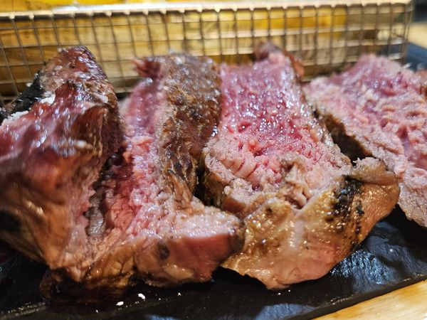 Chuletón de vaca hecho a la parrilla y cortado en tacos, con el interior en su punto, servido sobre pizarra en La Taberna del Loco (Algeciras)