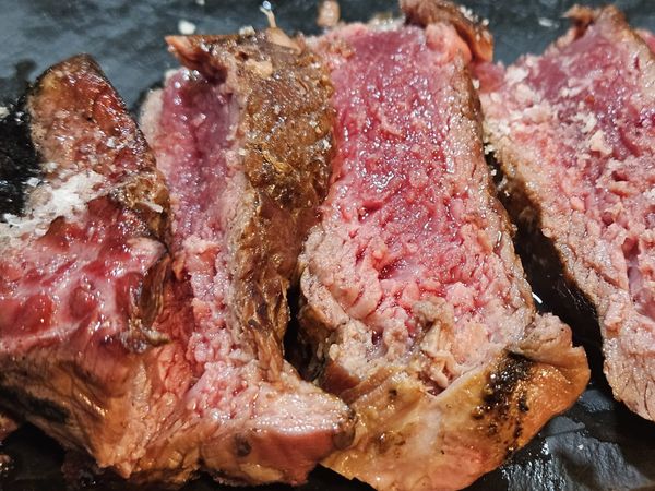 Corte de vaca asado a la parrilla y fileteado, con sal gruesa por encima, servido sobre pizarra en La Taberna del Loco (Algeciras)