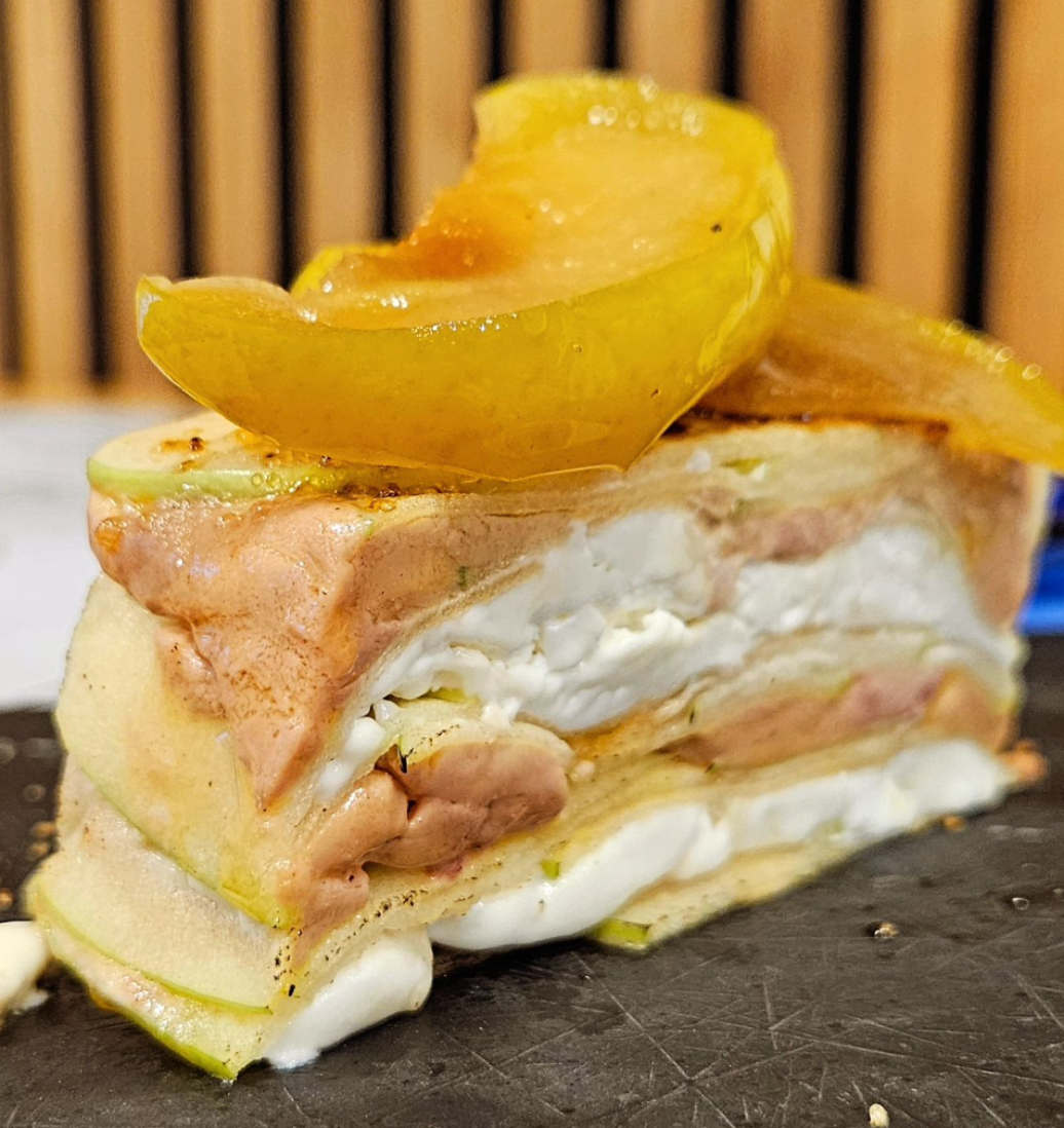 Milhojas de manzana con queso y foie, coronada con láminas de manzana caramelizada en La Taberna del Loco Algeciras