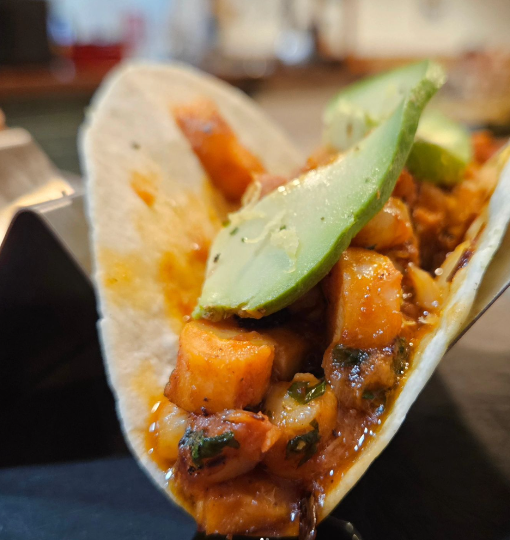 Taco con relleno especiado y aguacate en La Taberna del Loco Algeciras